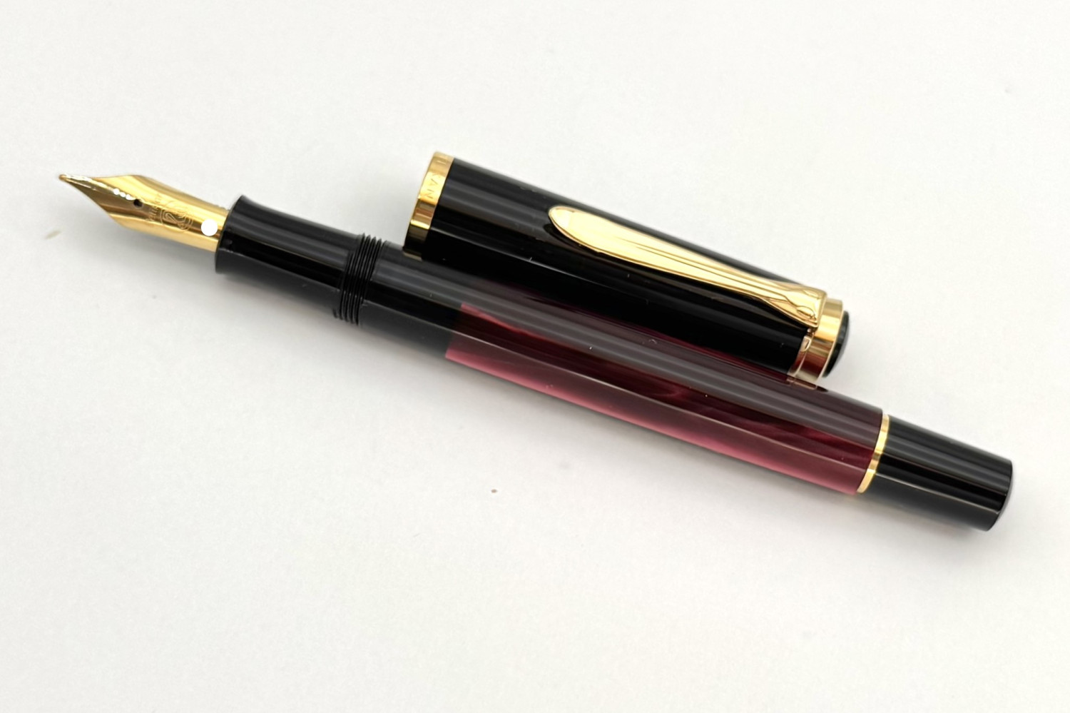 PelikanSEClassicM200MarbledRedFP_E